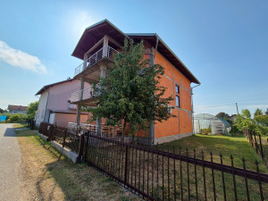 Na prodaju kvalitetno građena trospratnica u Prvomajskoj ulici photo 3
