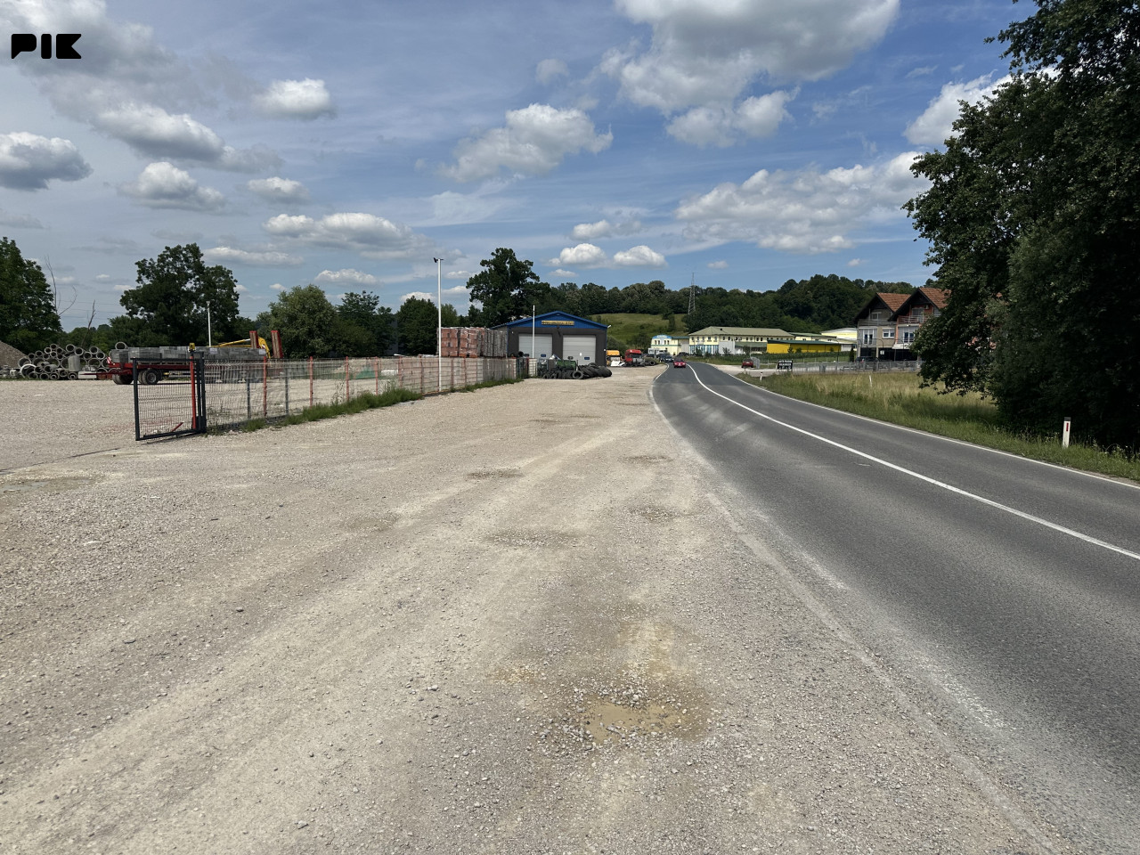 Izdaje se Plac Zemljište Srebrenik 3500m2 pored magistralnog puta