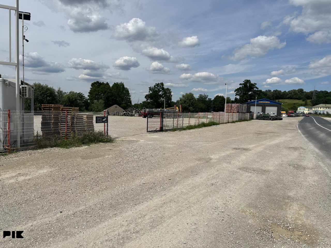 Izdaje se Plac Zemljište Srebrenik 3500m2 pored magistralnog puta 2