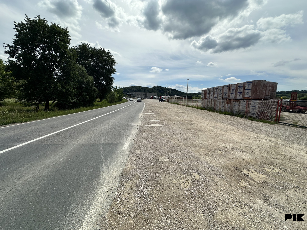 Izdaje se Plac Zemljište Srebrenik 3500m2 pored magistralnog puta 3