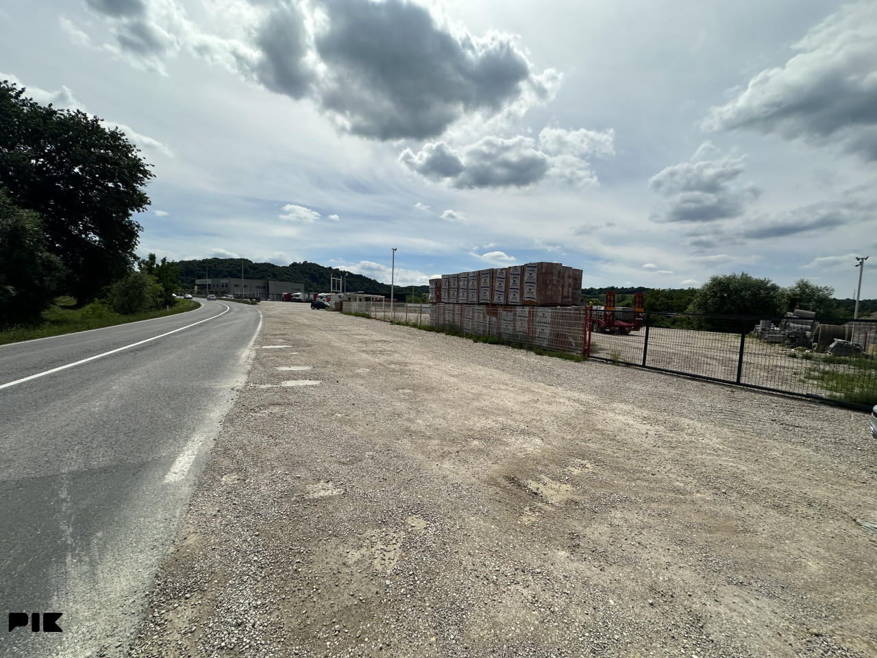 Izdaje se Plac Zemljište Srebrenik 3500m2 pored magistralnog puta 4