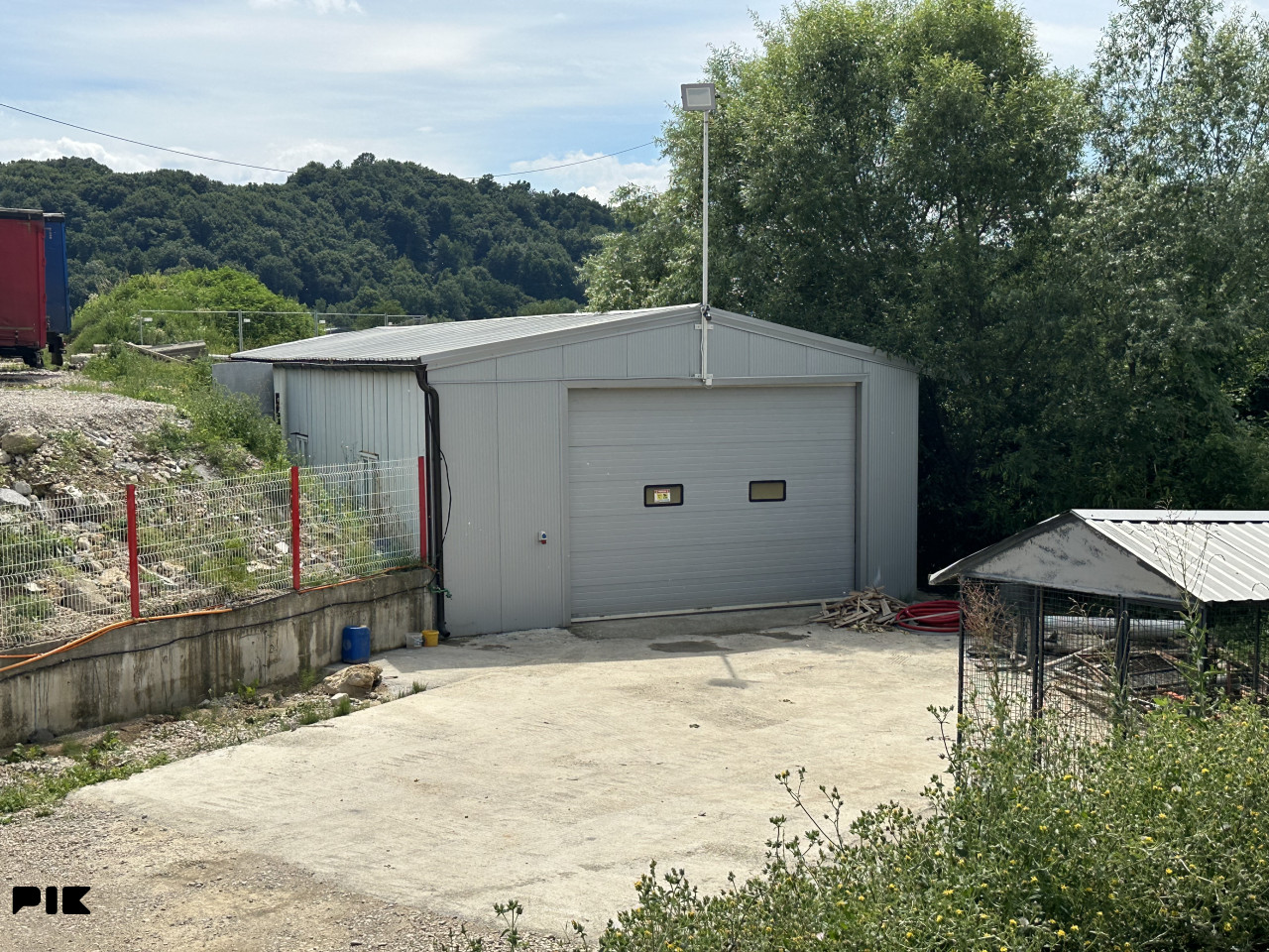 Izdaje se Plac Zemljište Srebrenik 3500m2 pored magistralnog puta 5