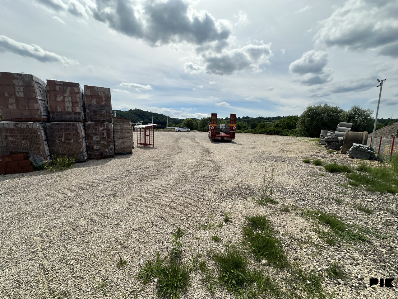 Izdaje se Plac Zemljište Srebrenik 3500m2 pored magistralnog puta 8