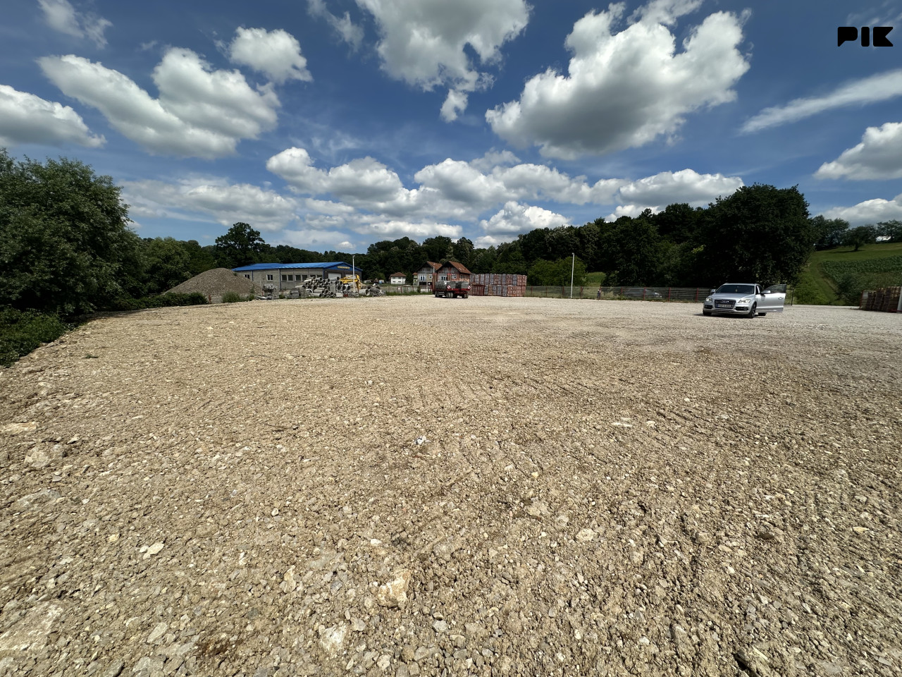 Izdaje se Plac Zemljište Srebrenik 3500m2 pored magistralnog puta 9