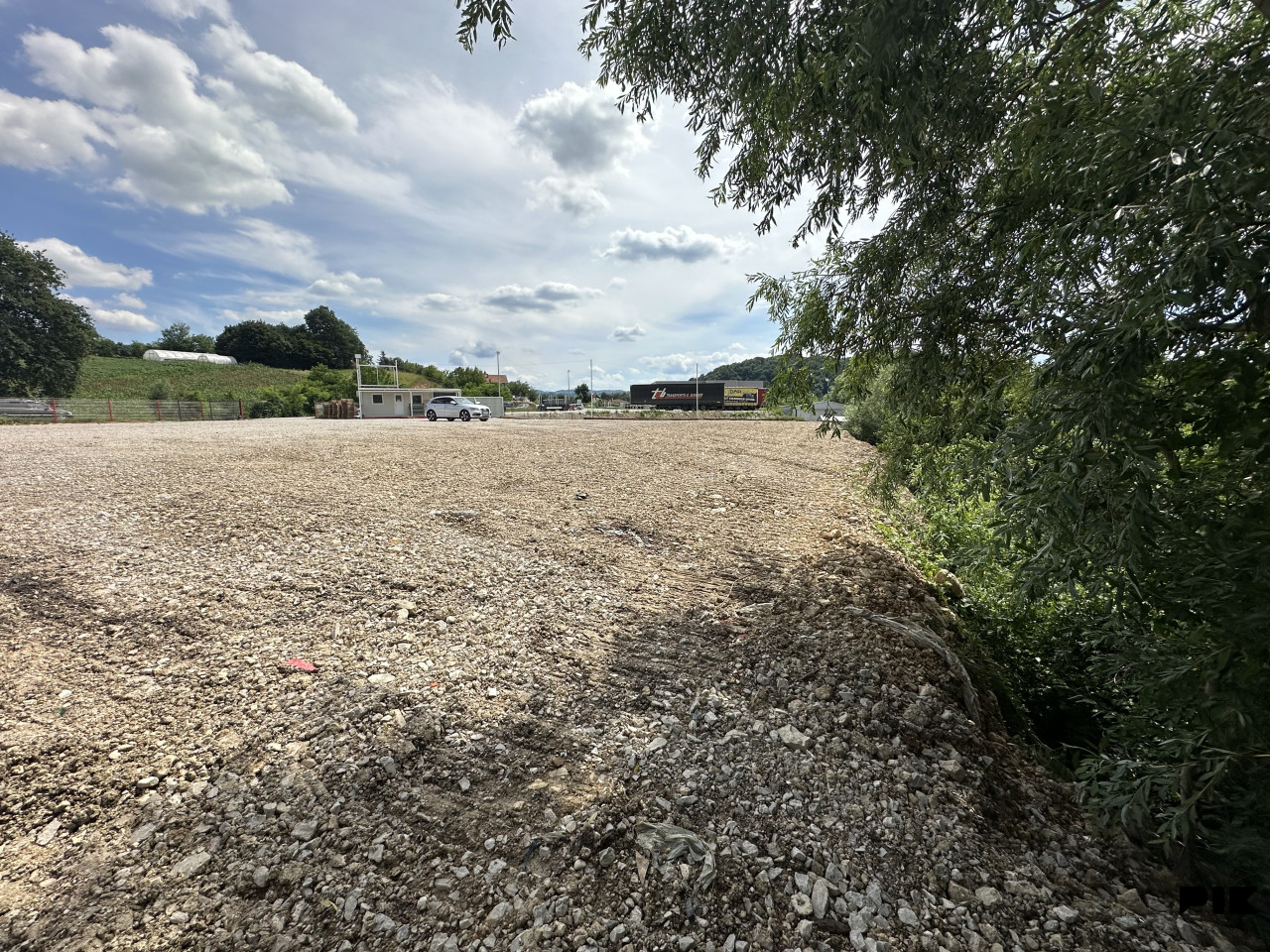 Izdaje se Plac Zemljište Srebrenik 3500m2 pored magistralnog puta 11