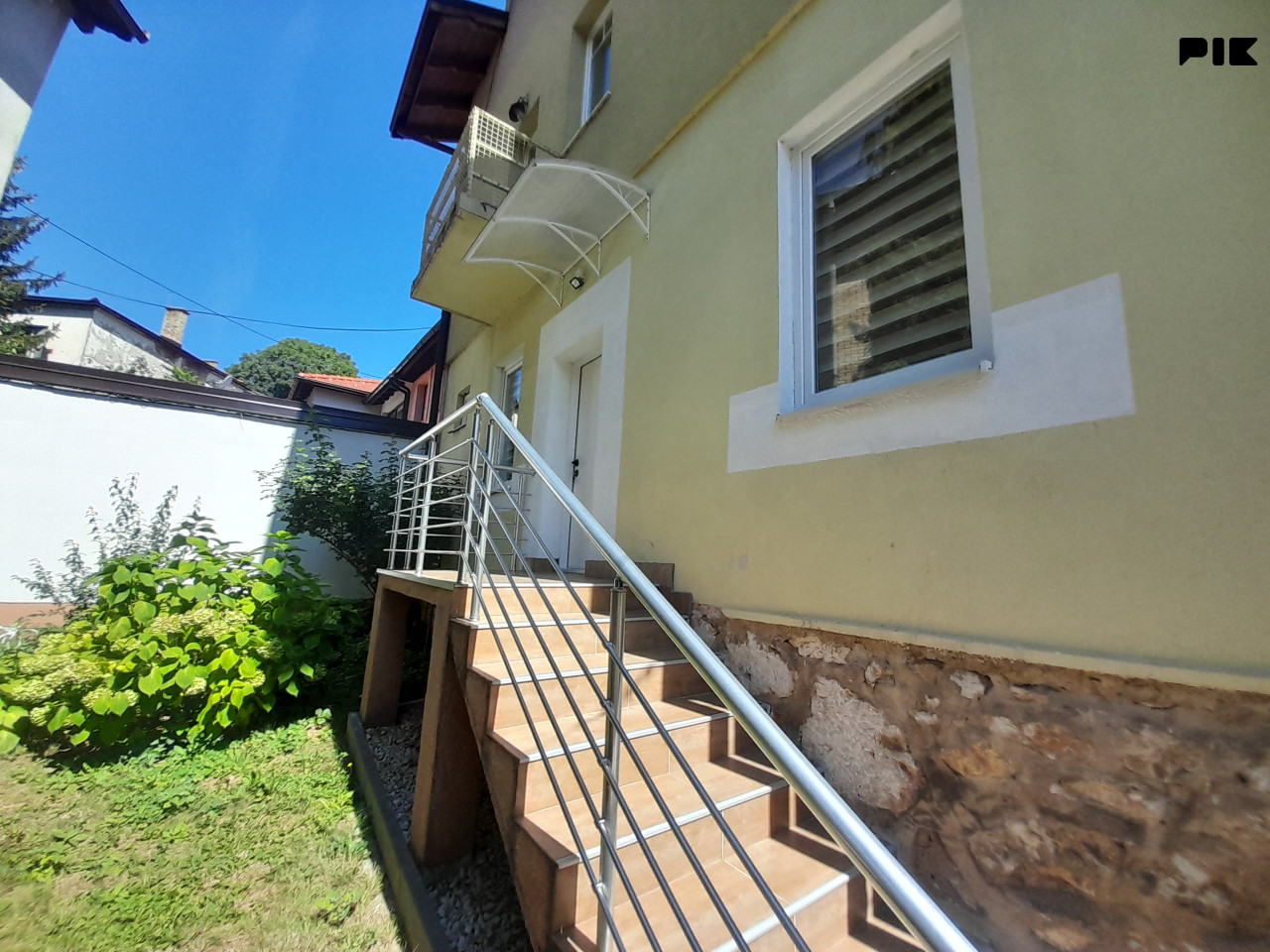 Stan Sarajevo - Bašcarsija 81m2+31m2podruma+ 130m2  bašte 4