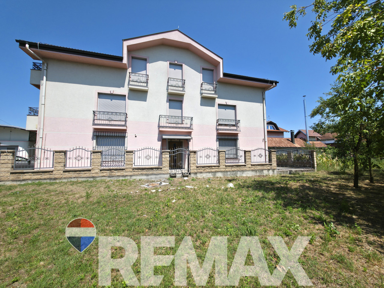 Kuća 352 m2 | 5 etažiranih stambenih jedinica | Lazarevo 8