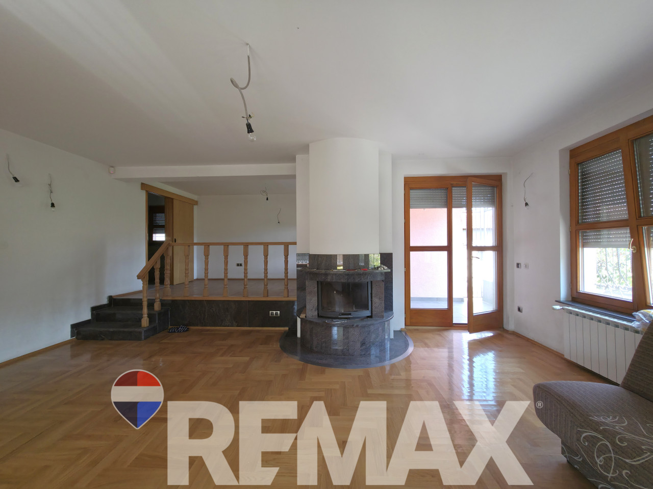 Kuća 352 m2 | 5 etažiranih stambenih jedinica | Lazarevo 10