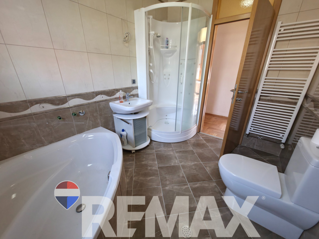 Kuća 352 m2 | 5 etažiranih stambenih jedinica | Lazarevo 18