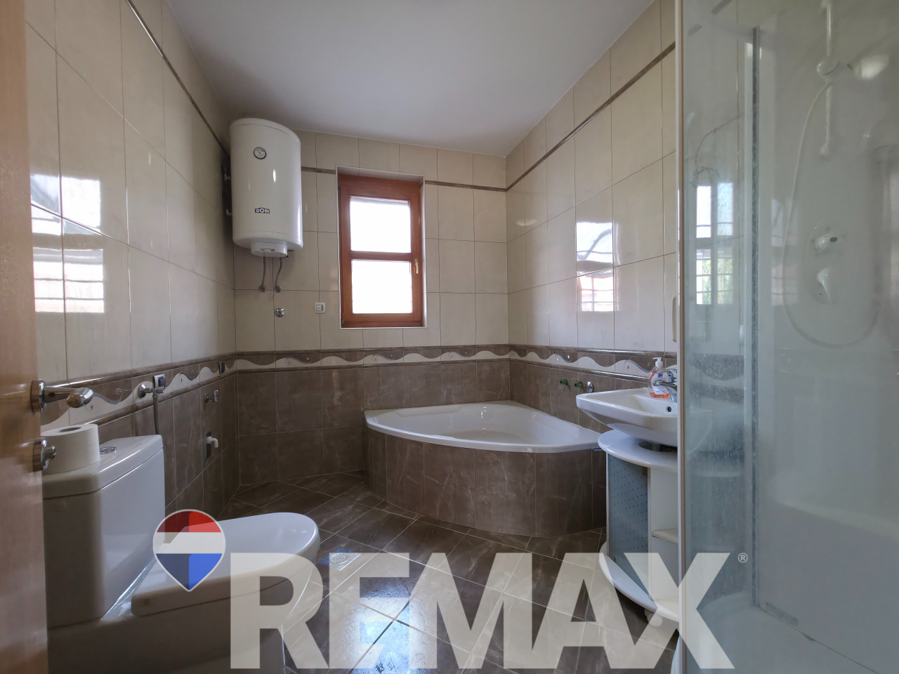 Kuća 352 m2 | 5 etažiranih stambenih jedinica | Lazarevo 19