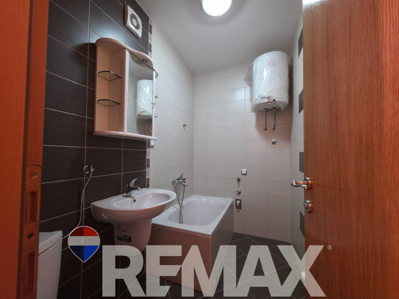 Kuća 352 m2 | 5 etažiranih stambenih jedinica | Lazarevo 23