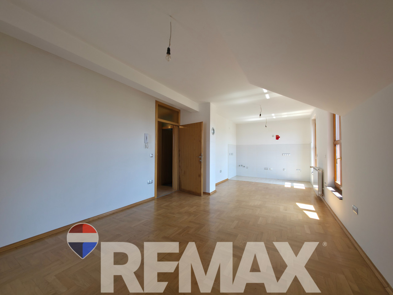 Kuća 352 m2 | 5 etažiranih stambenih jedinica | Lazarevo 30
