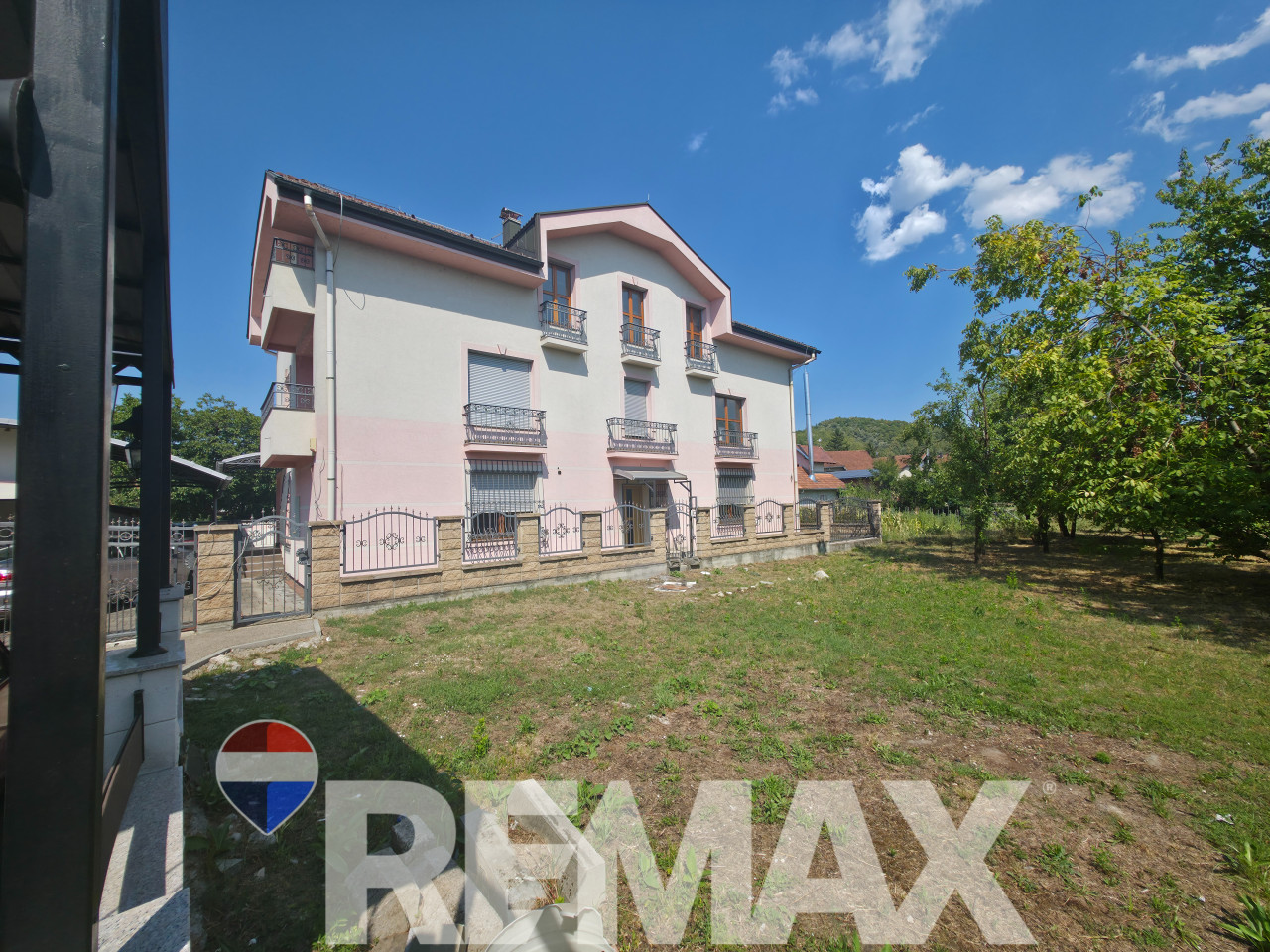 Kuća 352 m2 | 5 etažiranih stambenih jedinica | Lazarevo 34