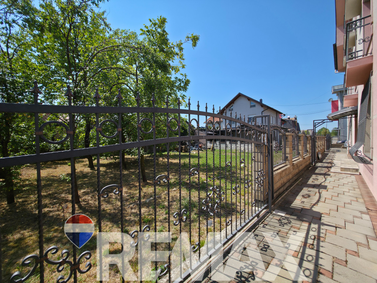Kuća za najam 352 m2 | 5 stambenih jedinica | Lazarevo 12