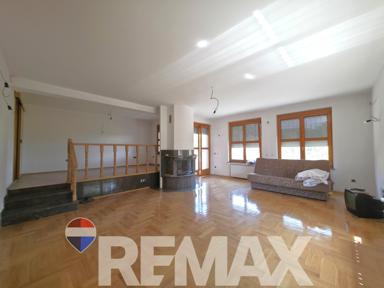 Kuća za najam 352 m2 | 5 stambenih jedinica | Lazarevo 14