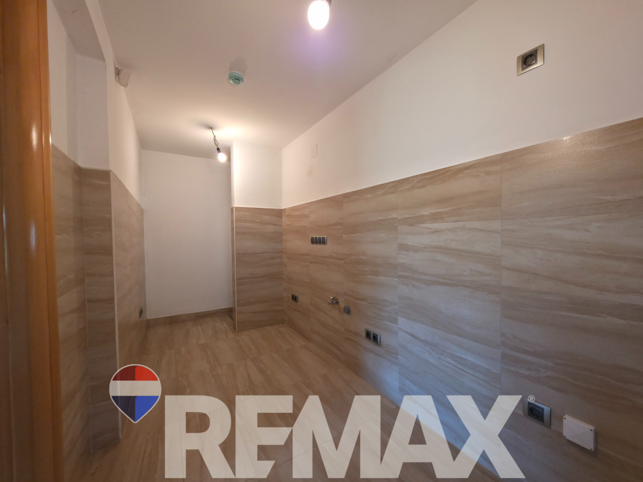 Kuća za najam 352 m2 | 5 stambenih jedinica | Lazarevo 17