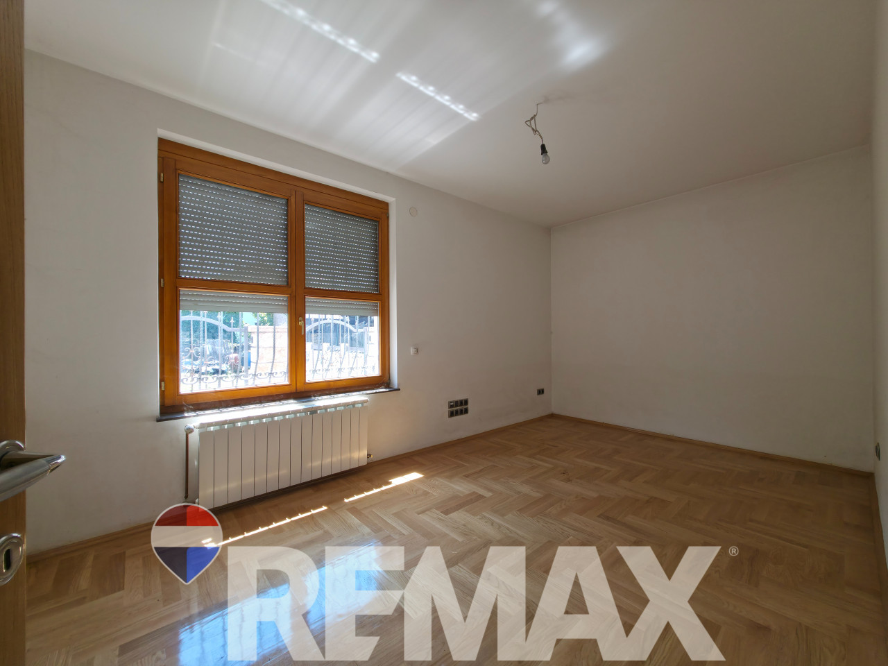 Kuća za najam 352 m2 | 5 stambenih jedinica | Lazarevo 18
