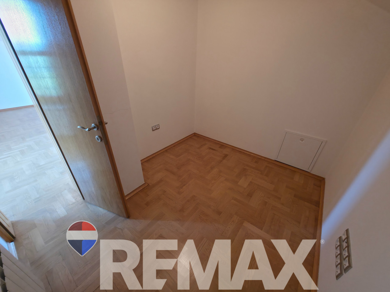Kuća za najam 352 m2 | 5 stambenih jedinica | Lazarevo 27
