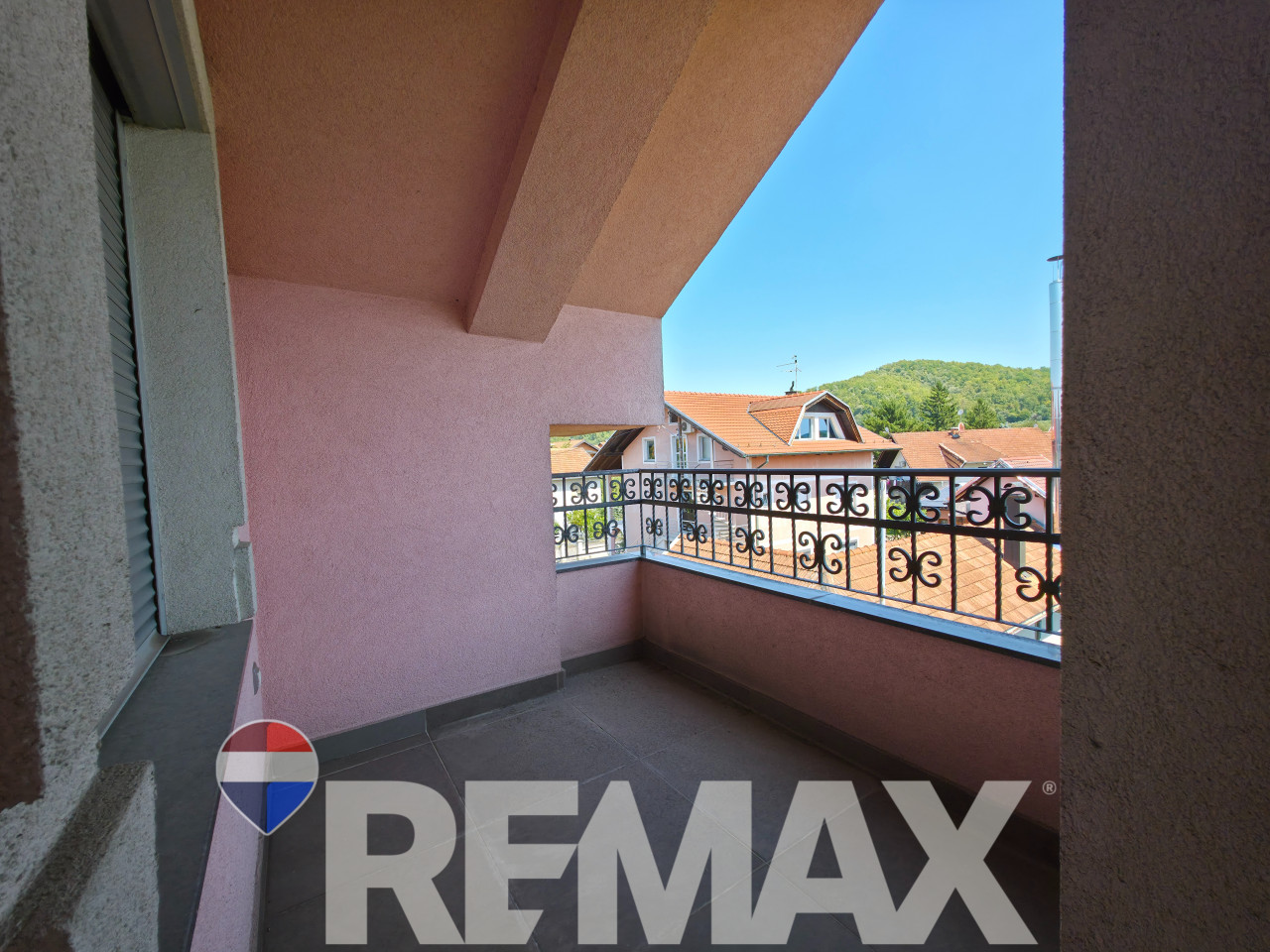 Kuća za najam 352 m2 | 5 stambenih jedinica | Lazarevo 32