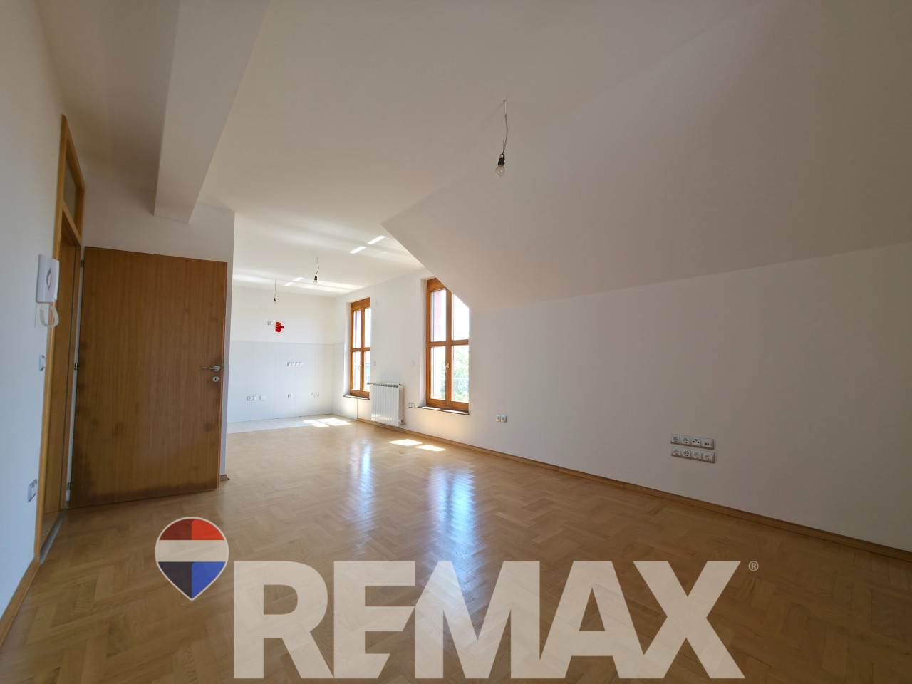 Kuća za najam 352 m2 | 5 stambenih jedinica | Lazarevo 34