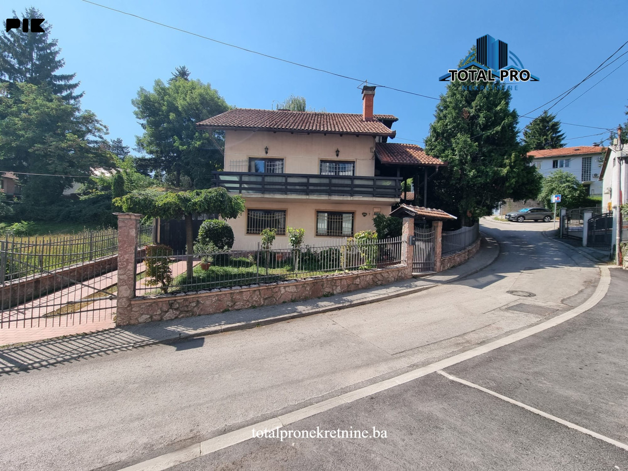 TOTAL PRO / Dvoetažni stan u kući 180m2 / Mejtaš / Centar 25