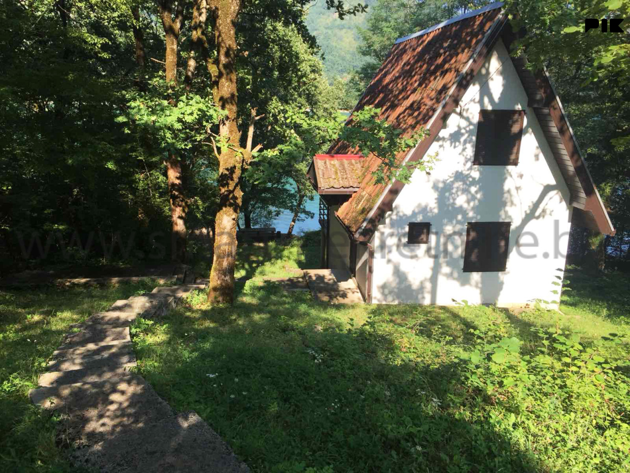 Prodaje se kuća na obali Jablaničkog jezera na parceli 1.073m2