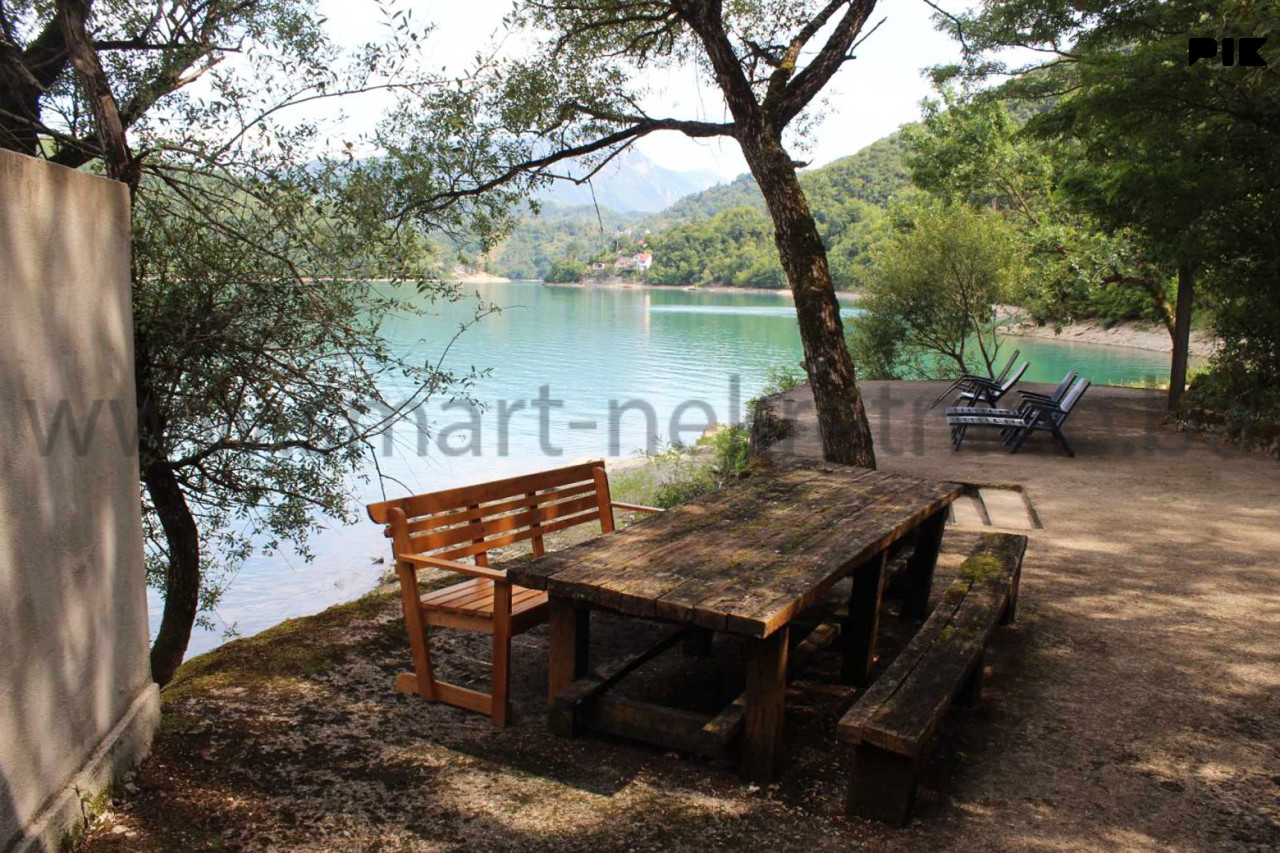 Prodaje se kuća na obali Jablaničkog jezera na parceli 1.073m2 6