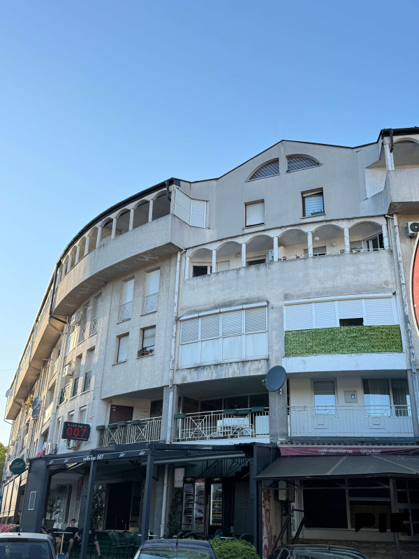 Stan 37m2 Banja Luka - Bulevar Centar - balkon i parking