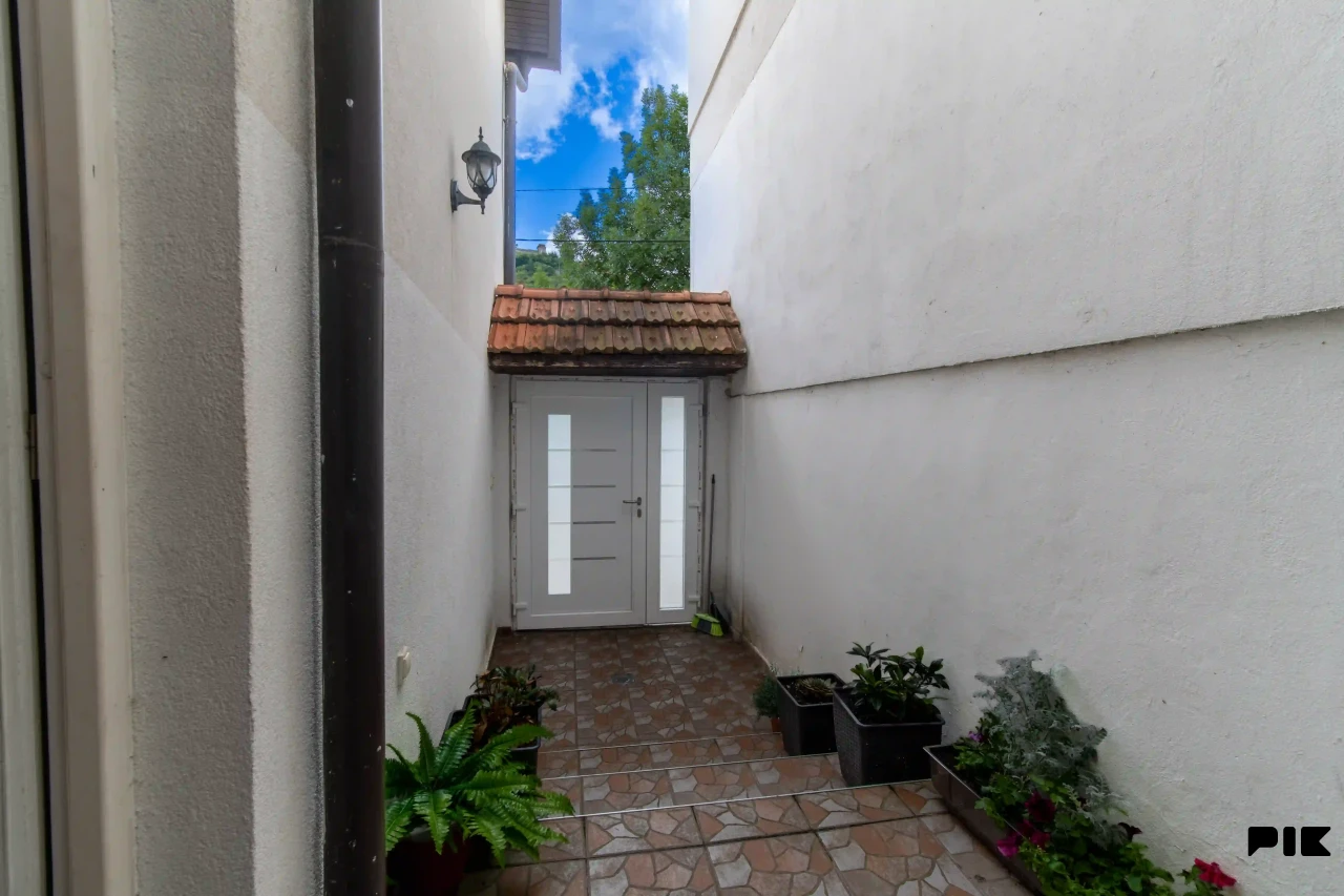 PROPERTIZE | PRODAJA | Moderno namještena kuća na Alifakovcu 2