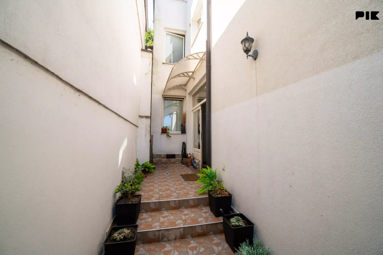 PROPERTIZE | PRODAJA | Moderno namještena kuća na Alifakovcu 3