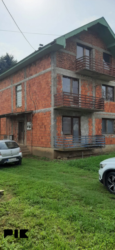 Kuća i 2 placa u Bratuncu