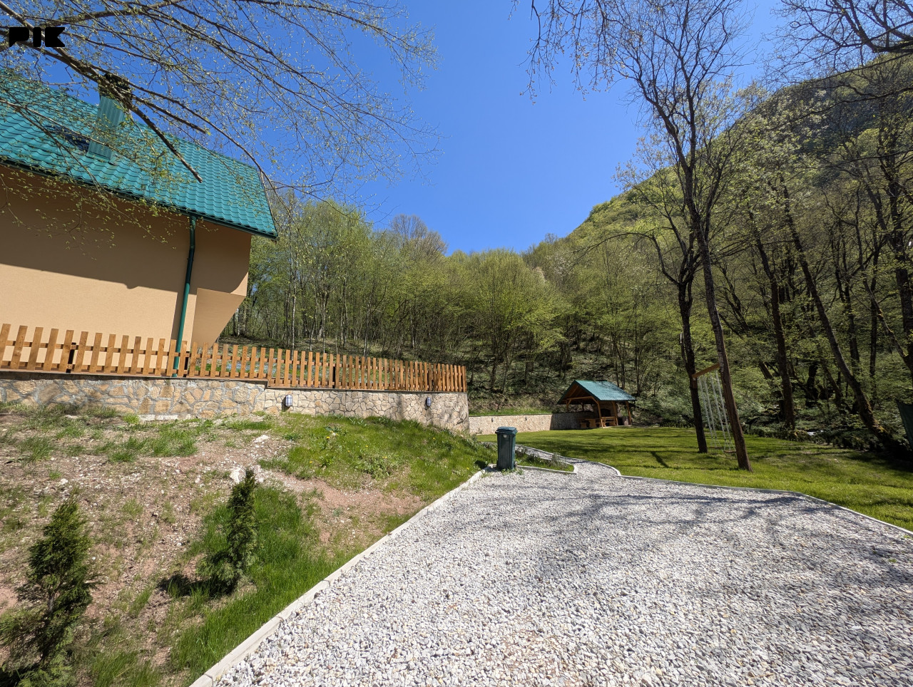 Kuća, zemlja, livada, suma, izvor Presjenica, Trnovo 6