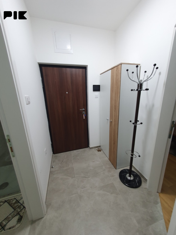 Izdavanje Izdajem stan Banja Luka kod TC EMPORIUM I UKC KLINIČKI 13
