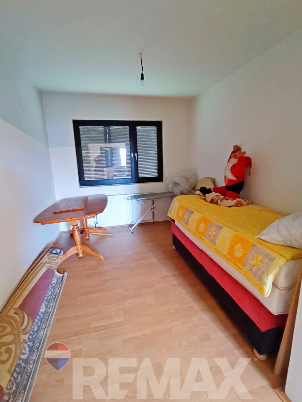 Prostrana porodična kuća 300m2 na placu 1430 m2-Maglajani 11