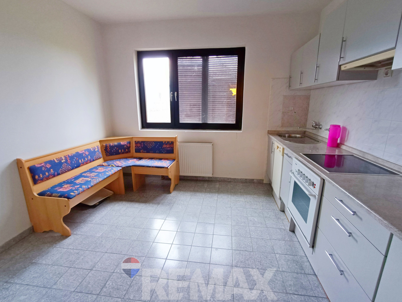 Prostrana porodična kuća 300m2 na placu 1430 m2-Maglajani 12