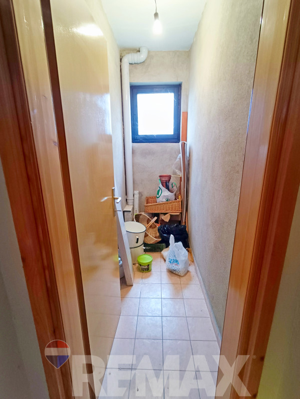 Prostrana porodična kuća 300m2 na placu 1430 m2-Maglajani 13