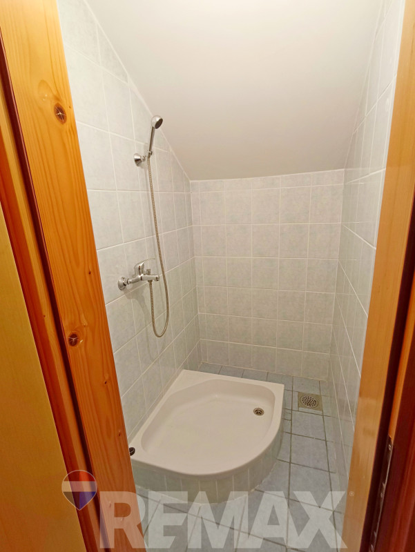 Prostrana porodična kuća 300m2 na placu 1430 m2-Maglajani 16