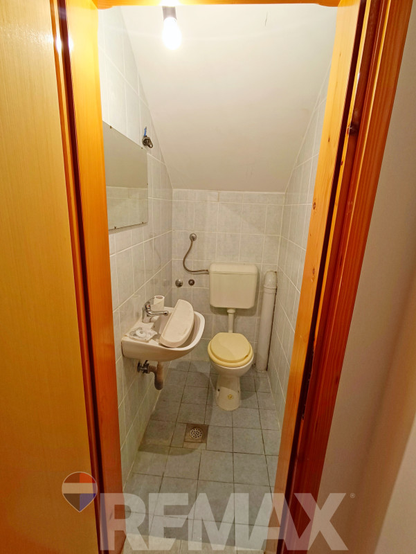 Prostrana porodična kuća 300m2 na placu 1430 m2-Maglajani 17