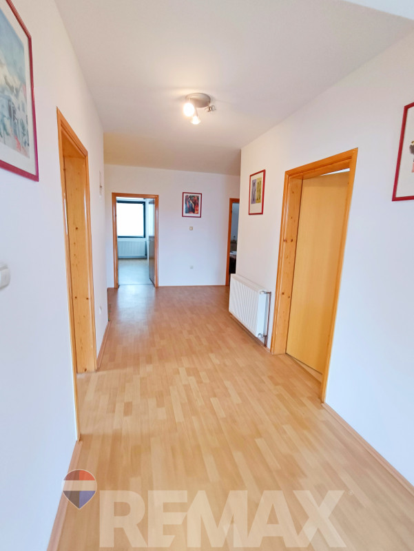 Prostrana porodična kuća 300m2 na placu 1430 m2-Maglajani 18