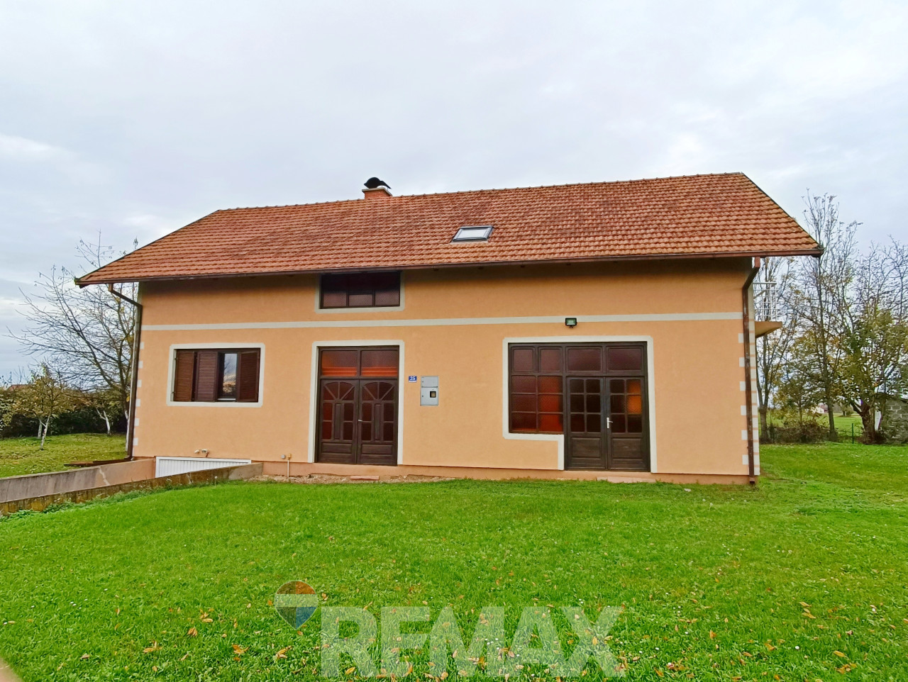 Prostrana porodična kuća 300m2 na placu 1430 m2-Maglajani 21