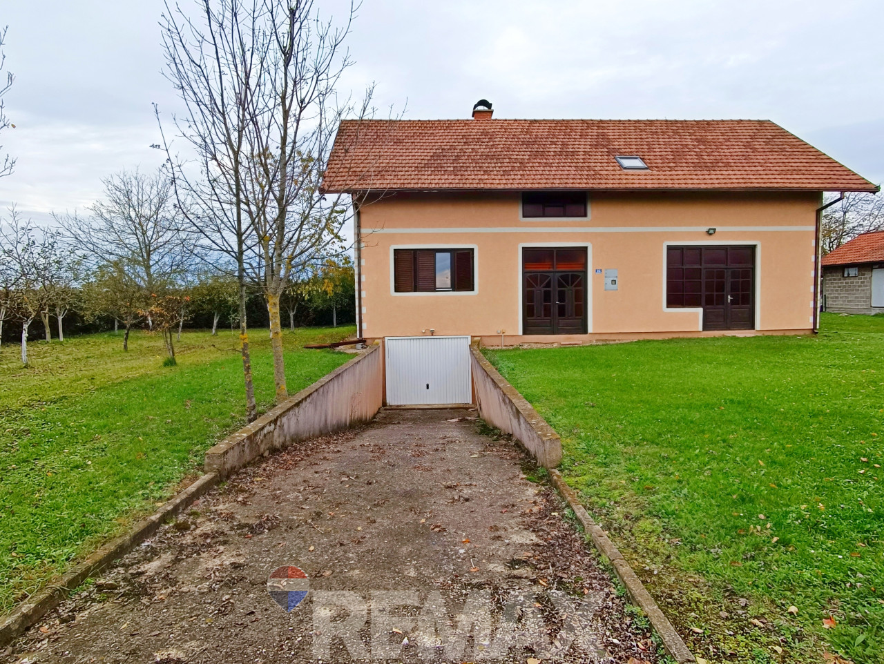 Prostrana porodična kuća 300m2 na placu 1430 m2-Maglajani 22