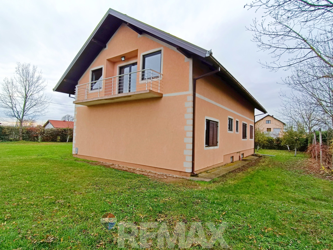 Prostrana porodična kuća 300m2 na placu 1430 m2-Maglajani 23