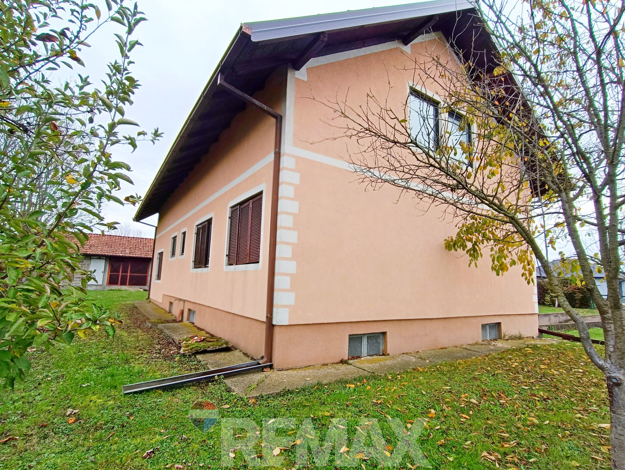 Prostrana porodična kuća 300m2 na placu 1430 m2-Maglajani 24