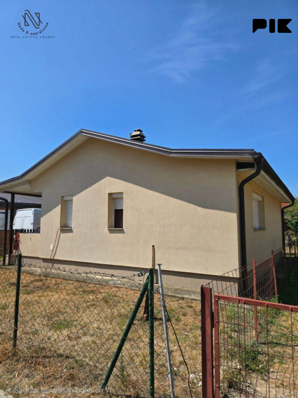 Useljiva kuća sa okućnicom u Budzaku 2