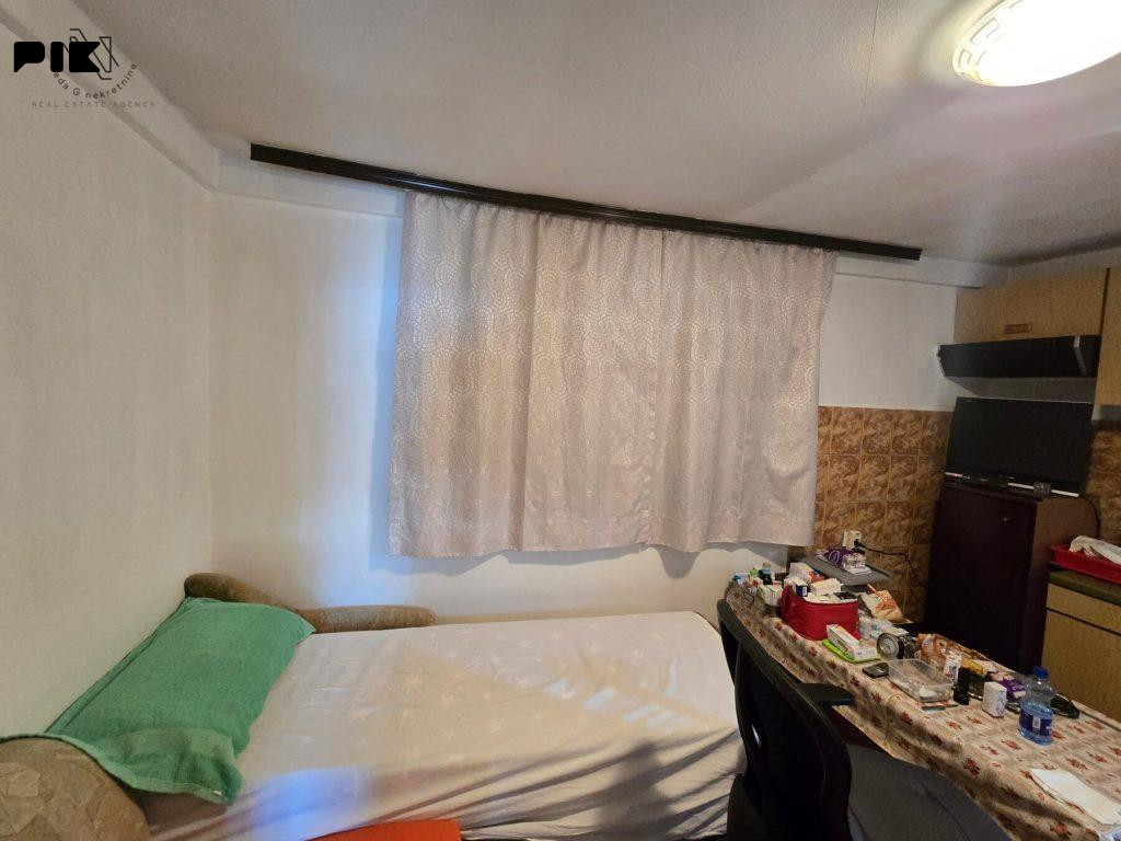 Useljiva kuća sa okućnicom u Budzaku 8