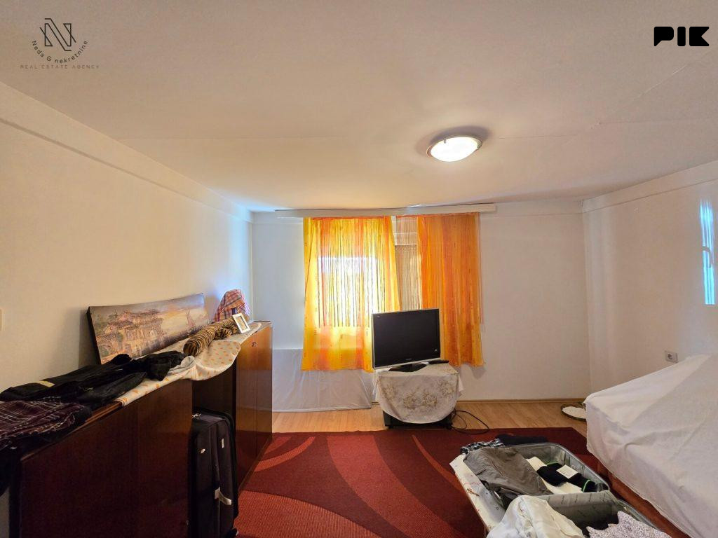 Useljiva kuća sa okućnicom u Budzaku 10