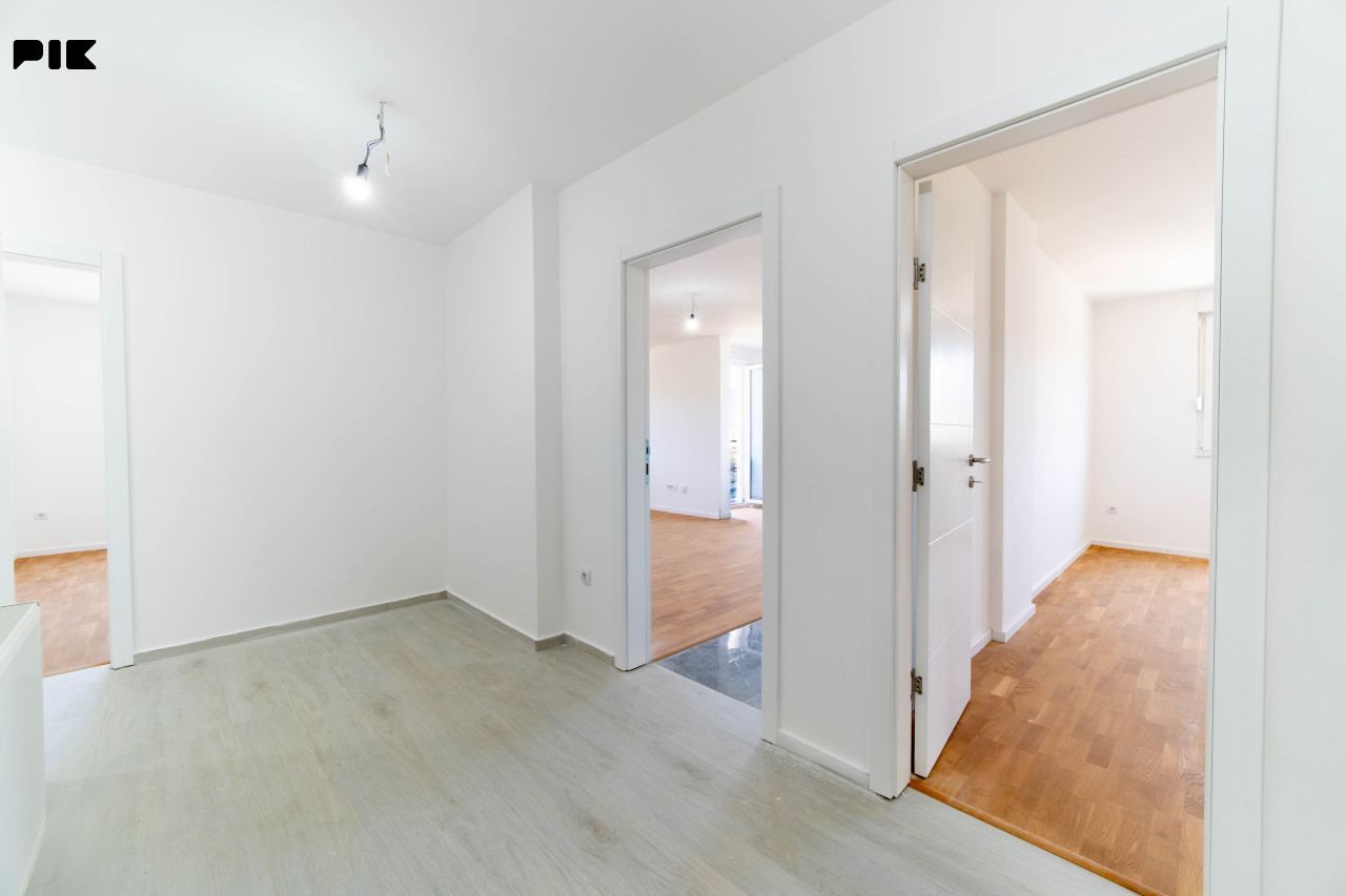 Nenamješten stan 92 m2 Nova Dobrinja 2