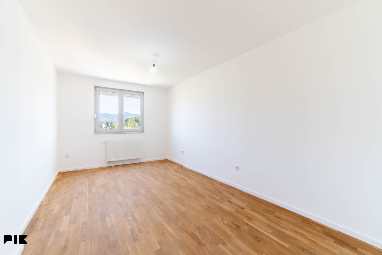 Nenamješten stan 92 m2 Nova Dobrinja 3