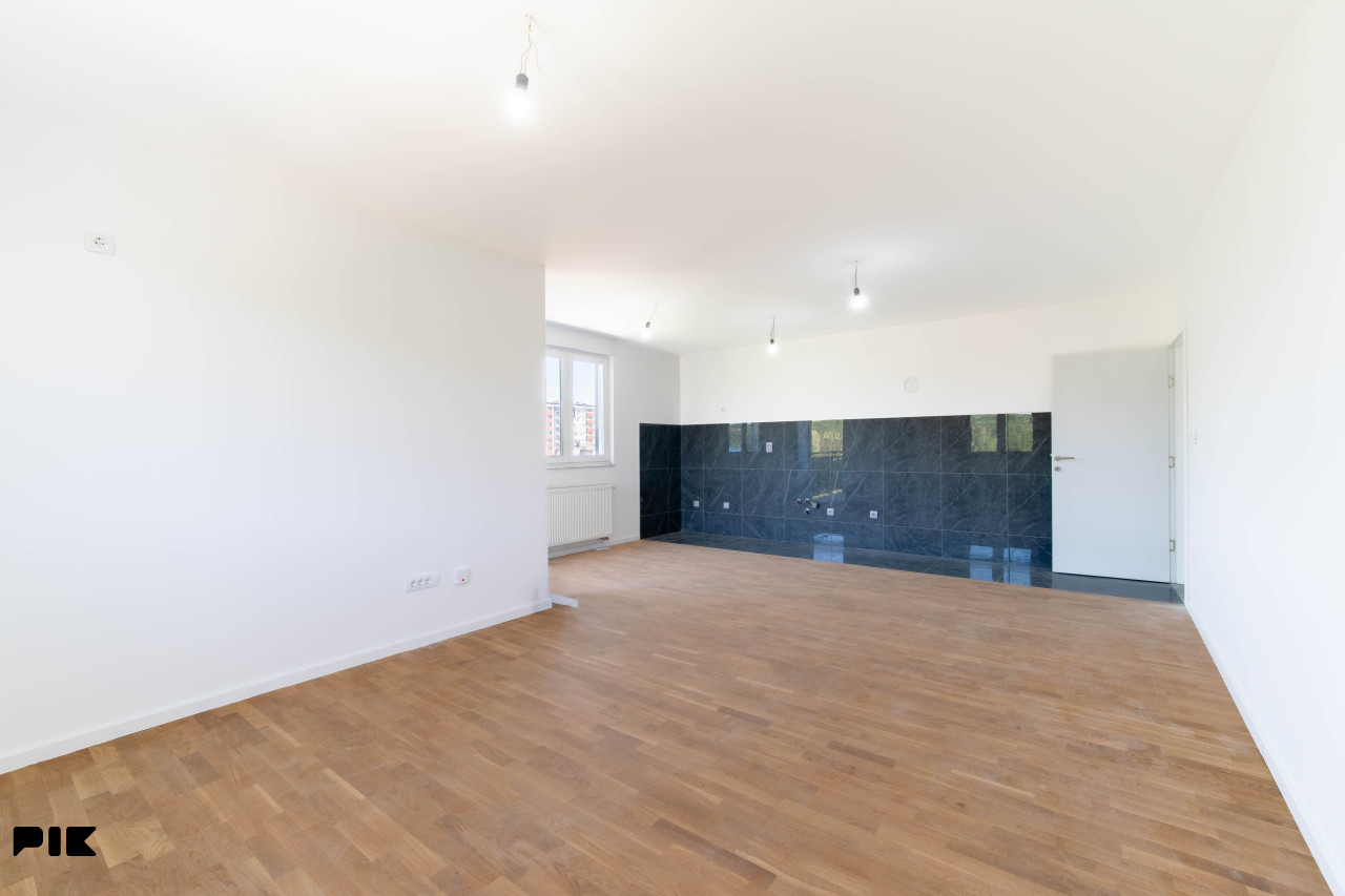 Nenamješten stan 92 m2 Nova Dobrinja 5
