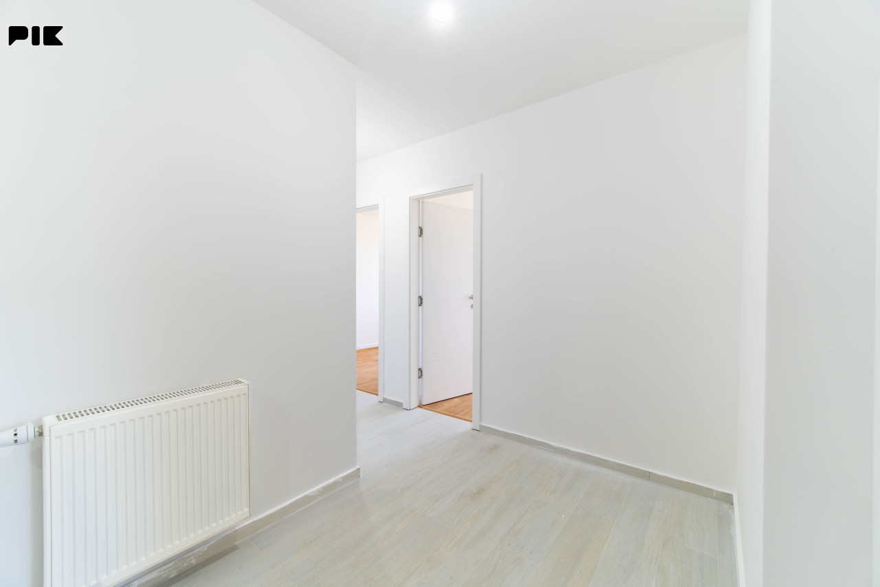Nenamješten stan 92 m2 Nova Dobrinja 6